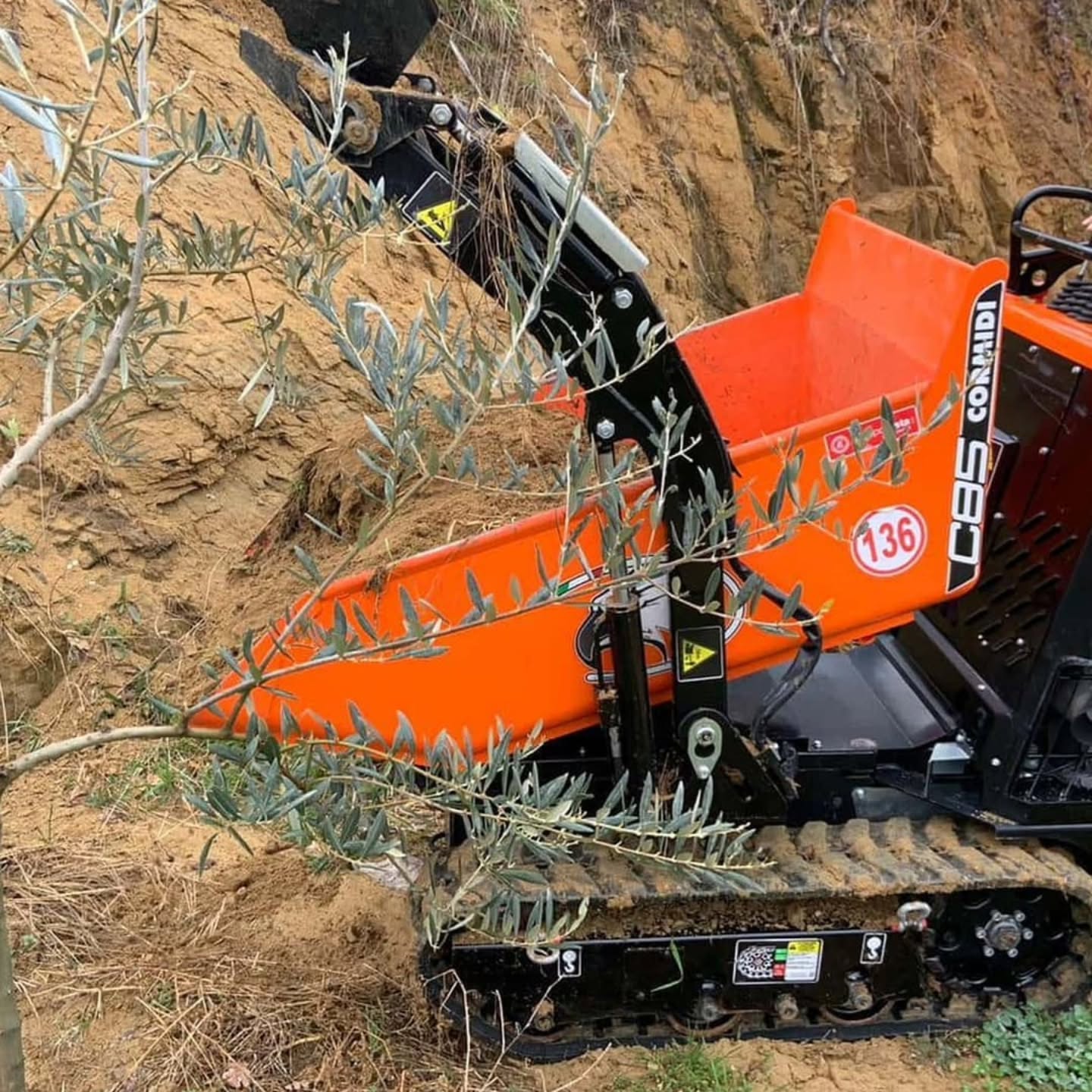 C85: il minidumper cingolato che domina ogni pendenza